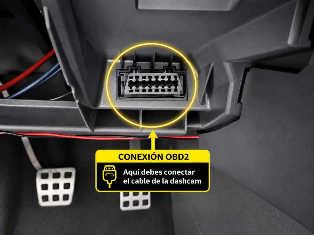 Puerto OBD-II bajo el volante, donde se conecta el cable de la dashcam