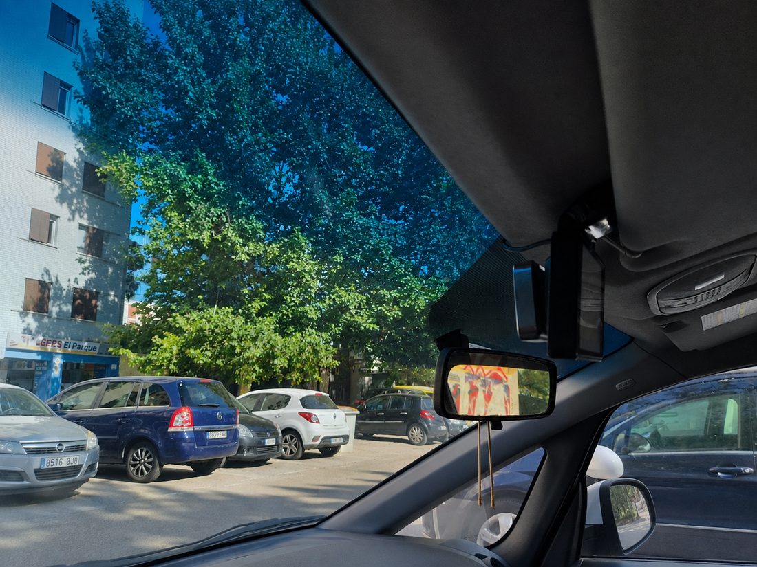 Dashcam colocada arriba junto al retrovisor, con el cable encaminado por el borde del techo